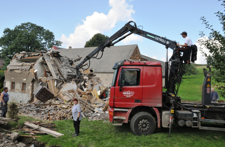 V Heřmanicích po povodni likvidovali venkovské usedlosti